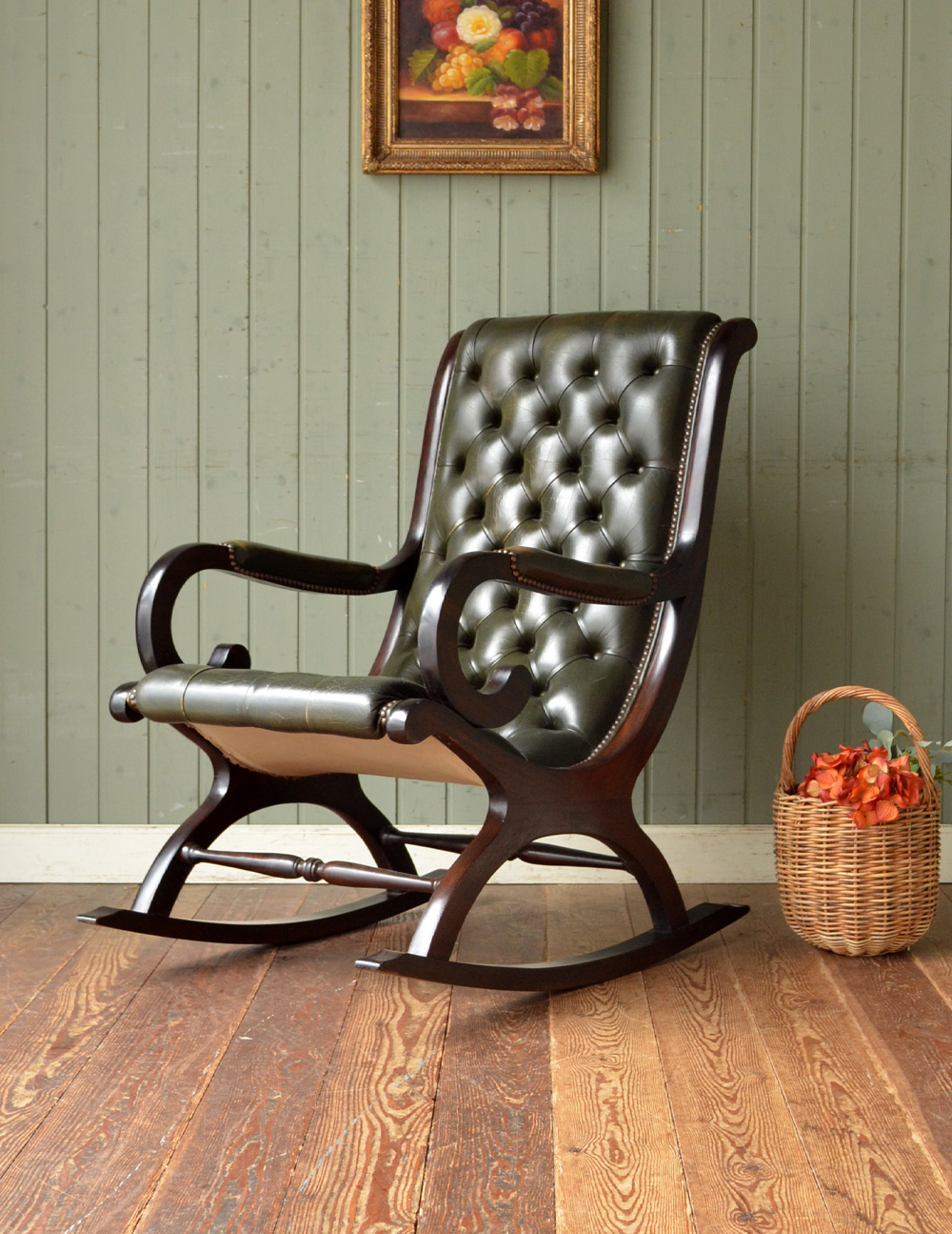 グリーンの革張りアンティークソファ、ゆらゆら揺れるロッキングチェア
