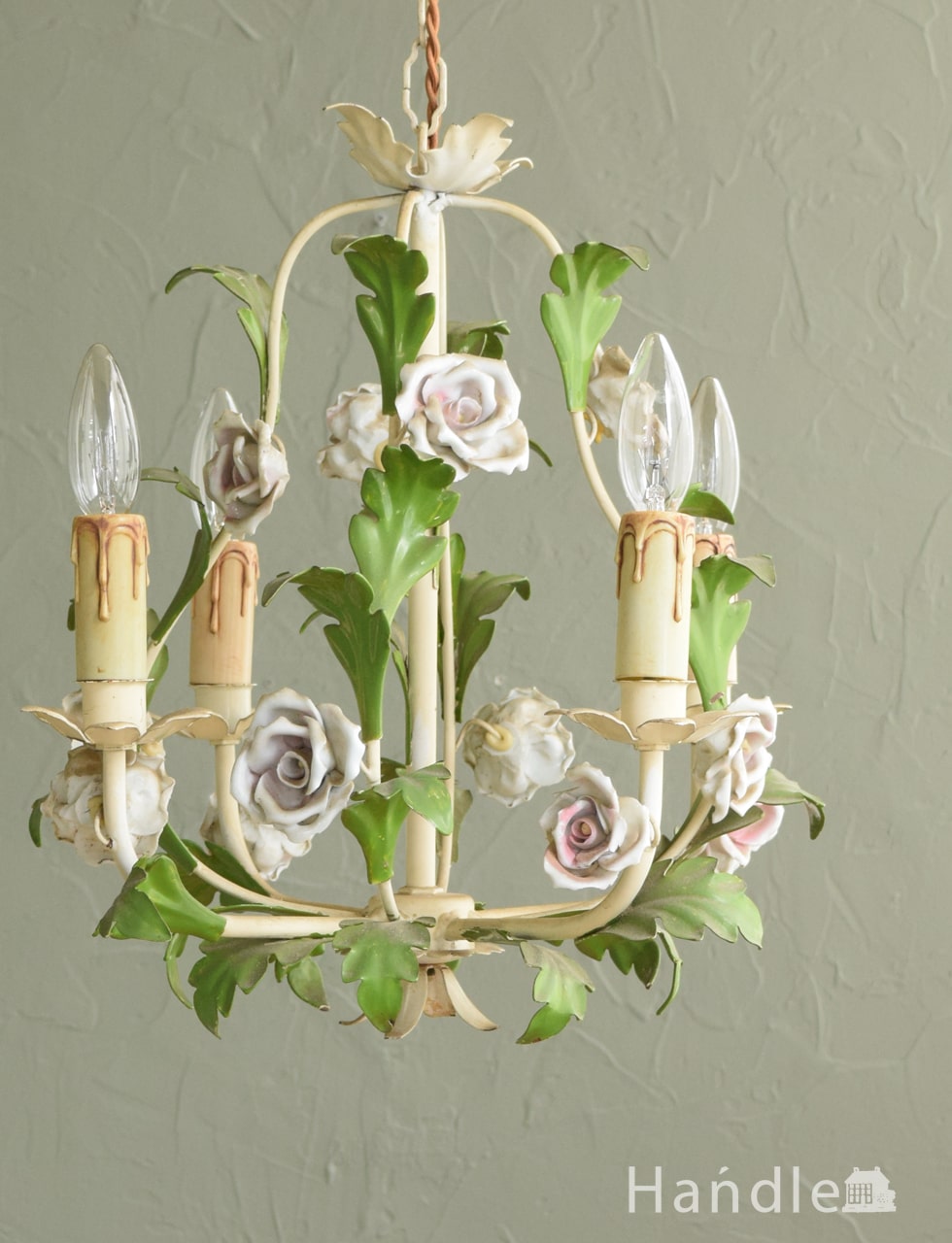 フランスのおしゃれな4灯シャンデリア、紫のバラが咲き誇る