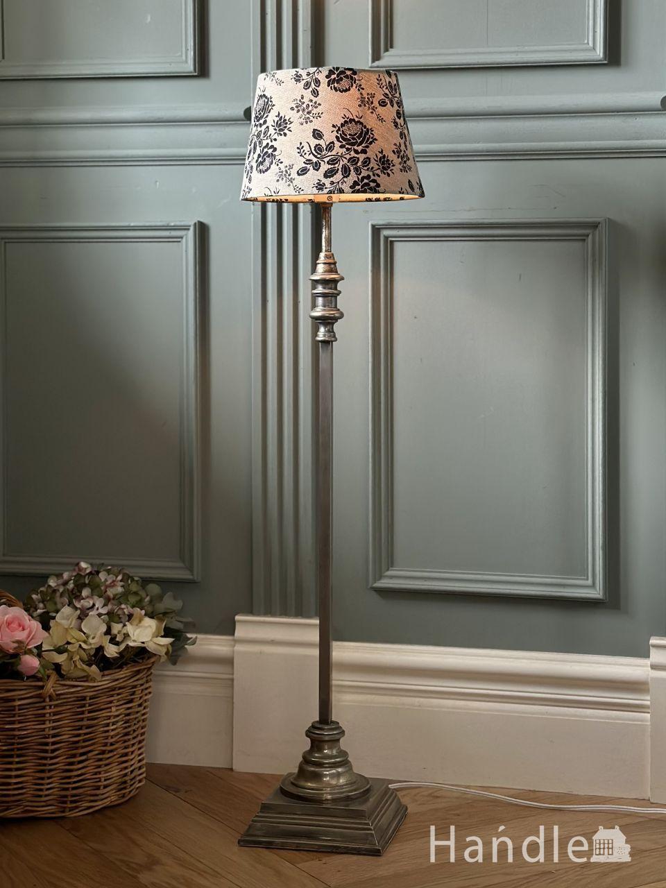 おしゃれなアンティークの照明、お花のシェードを被せたスタンドライト