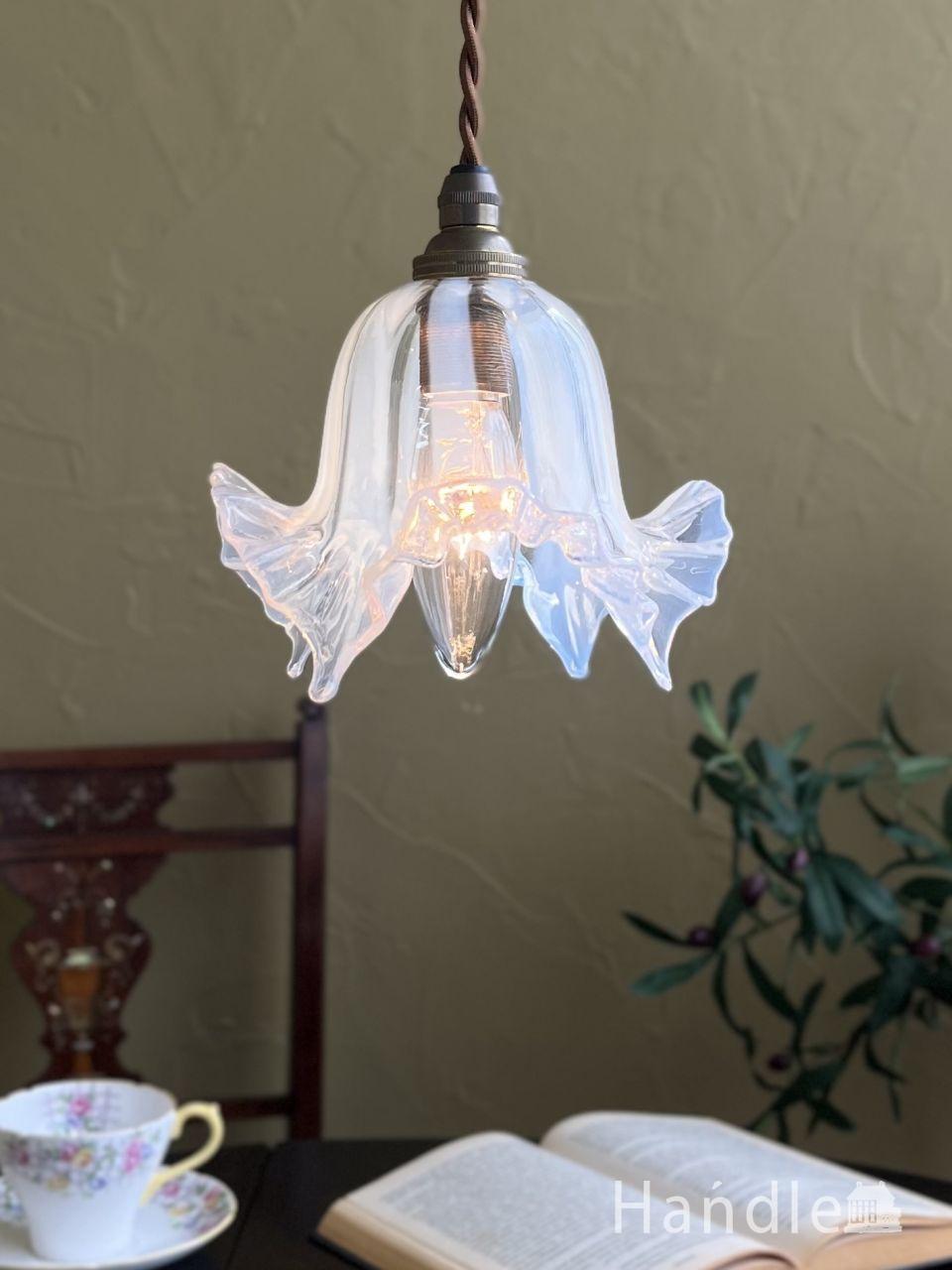 ミルクガラスのフリルシェード、フランスのアンティークペンダント