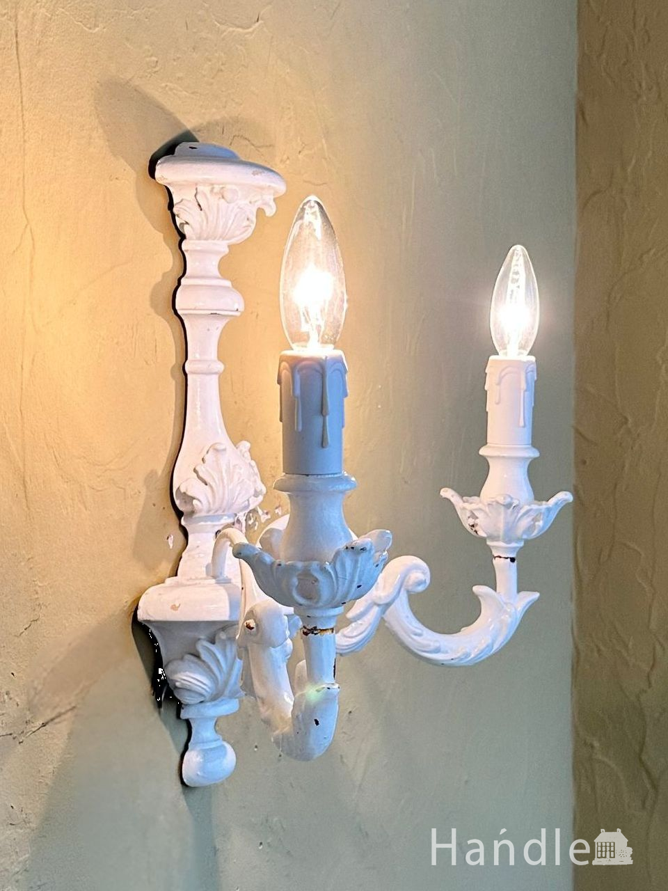 可愛いフリルのガラスシェードが付いたウォルナット材の可動式壁付け