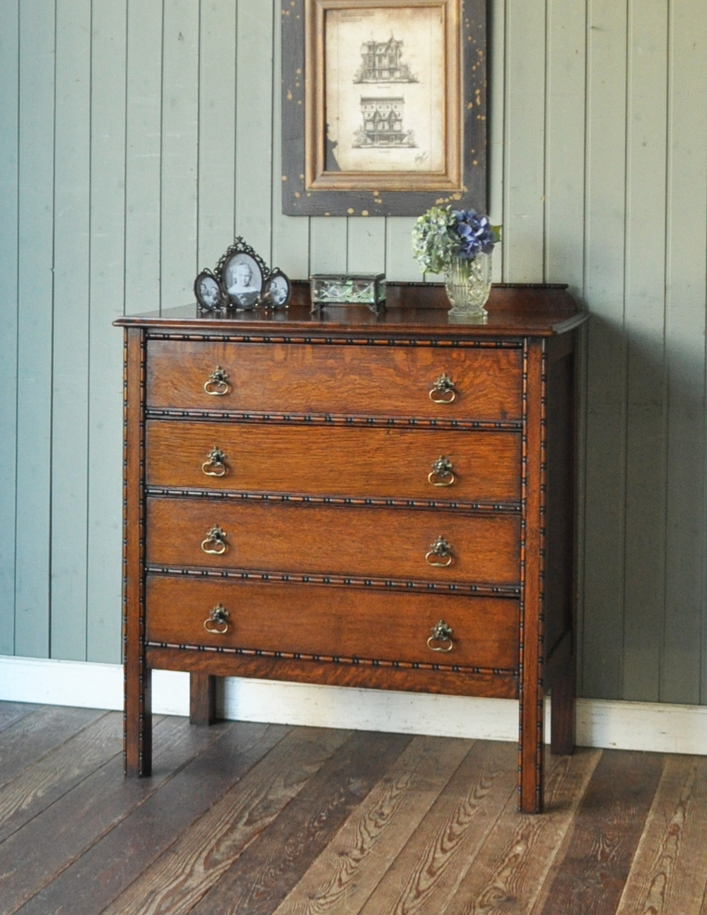 リッチ感があるイギリスらしいアンティーク家具、チェストオブ