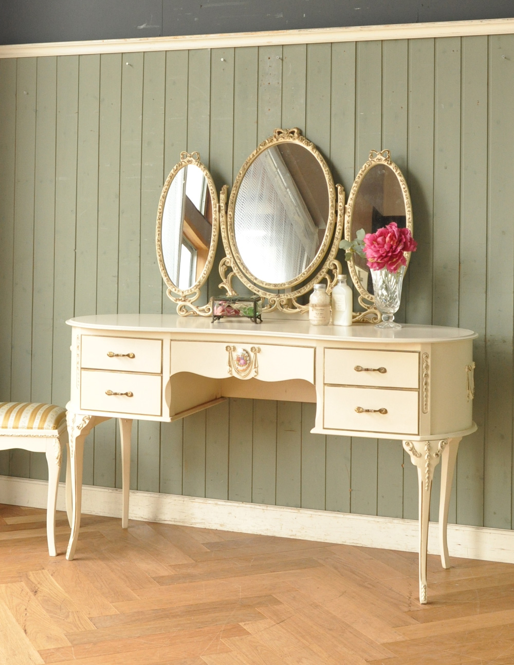 フランスから届いたアンティーク家具、白いペイントの3面鏡ドレッサー