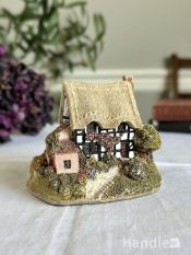 煙突と石葺きの屋根が可愛いミニチュアハウス、リリパットレーン