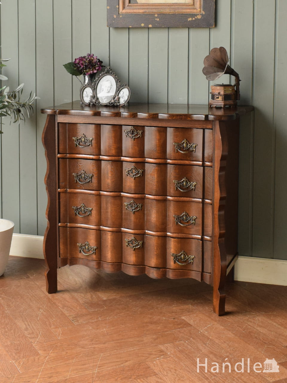 フランスのアンティーク家具、彫が美しい3段チェスト（コモード）(j