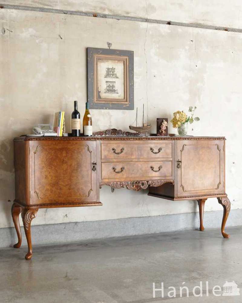 猫脚が美しいサイドボード、木目や透かし彫りから高級感溢れる英国