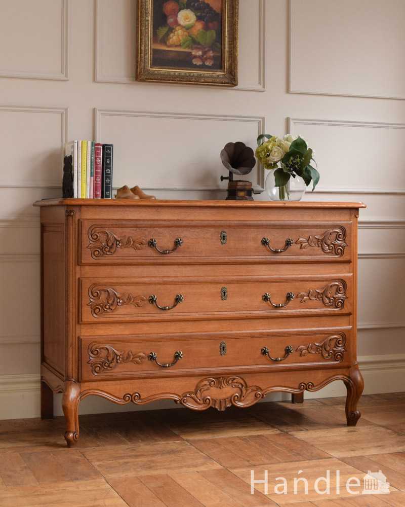 フランスらしい美しいアンティーク家具、彫刻が美しいチェスト（タンス