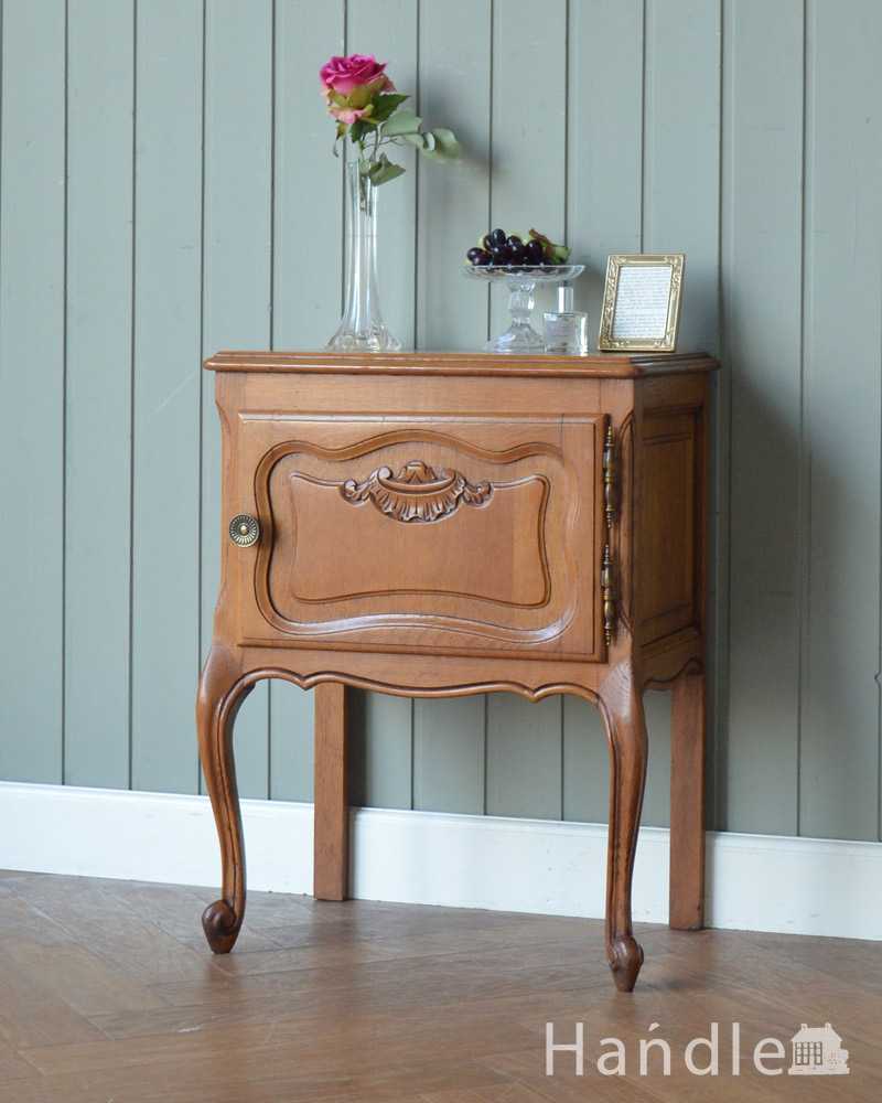 フランスで見つけた猫脚アンティーク家具、脚の長いナイトテーブル(j