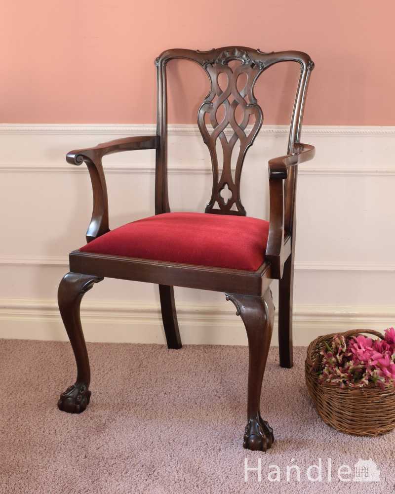 クロウ＆ボールの脚がエレガントな英国のアーム付きアンティークサロン