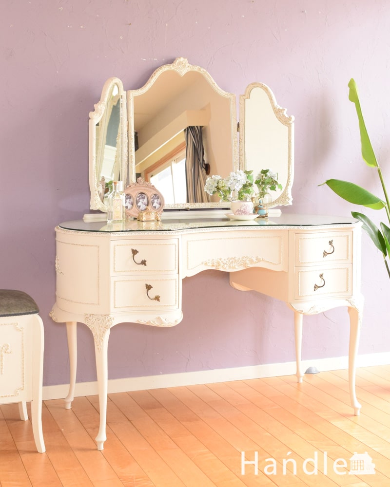フランスのアンティーク家具、女性らしいフォルムの三面鏡ドレッサー(q