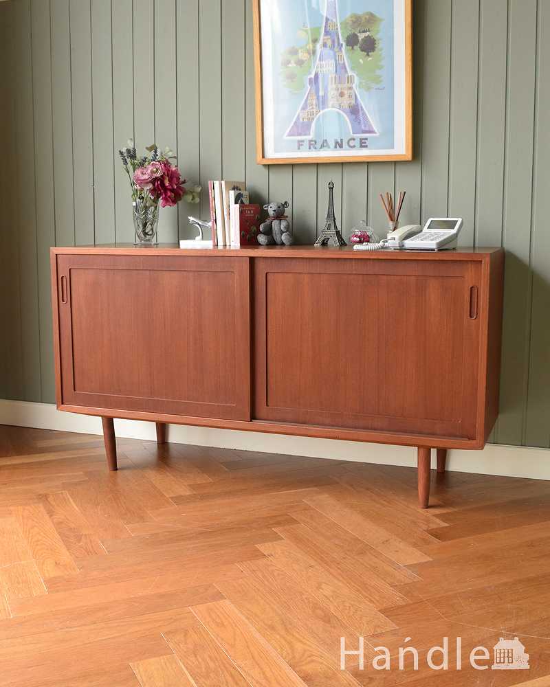 北欧スタイルのスッキリとした引き戸タイプのヴィンテージサイドボード