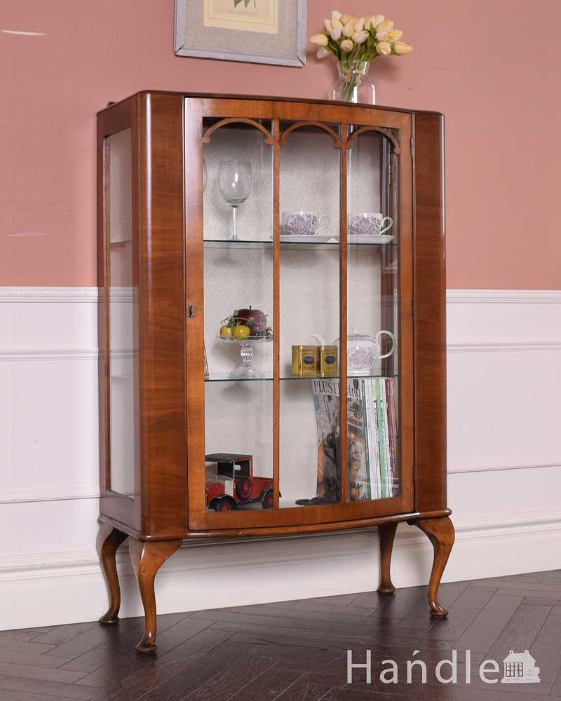 英国スタイルの上品なアンティークのガラスキャビネット（ショーケース