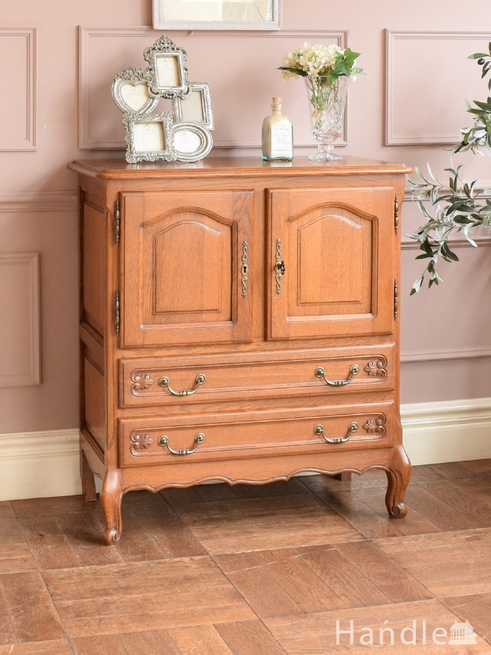 食器棚にもなるアンティークの英国家具、ステンドグラス入りのサイド