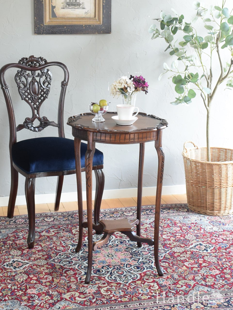 猫足が優雅なアンティークのテーブル、フランスから届いたティー