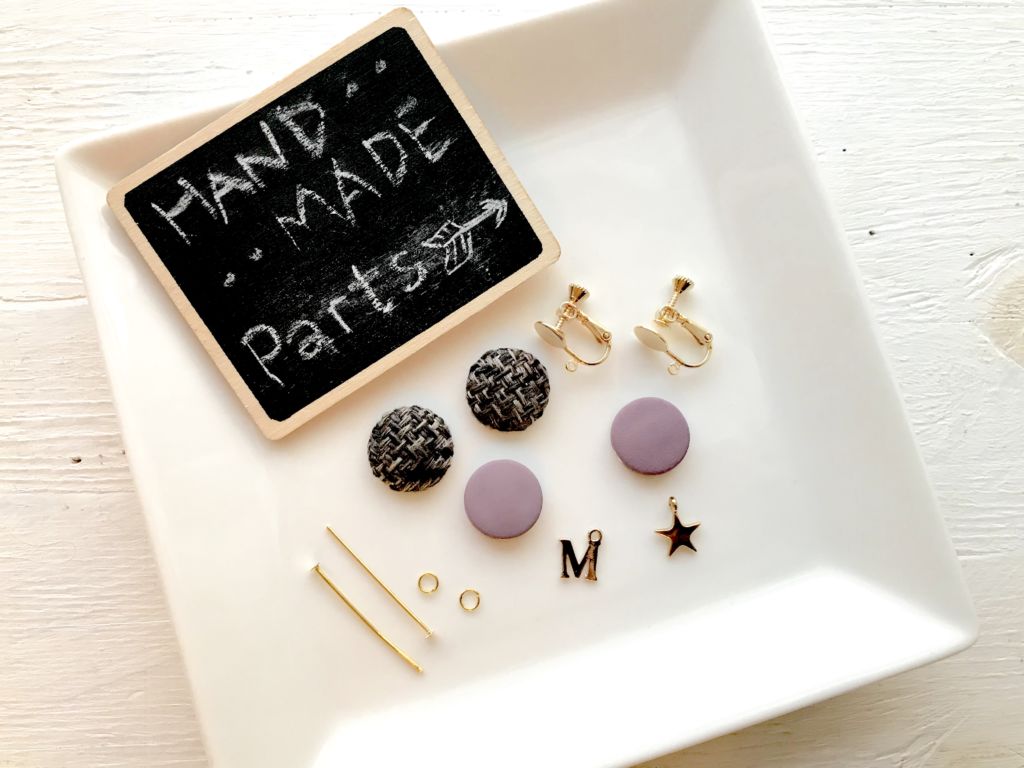 ハンドメイド無料レシピ】ツイードボタンとラバービーズのイニシャル冬