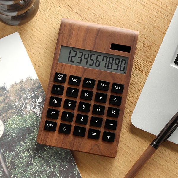 家族の絆、特別な記念日、そして祝福の瞬間。木製品が紡ぐ幸せな