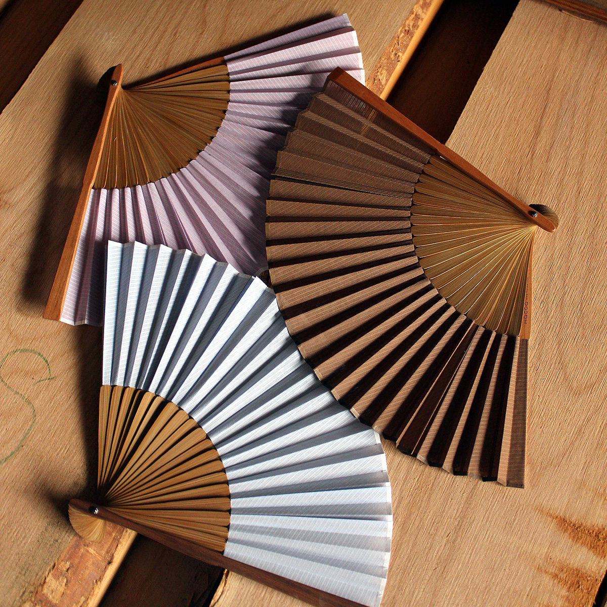 扇子 ウォールナット・チェリー | 名入れギフト・木製デザイン雑貨の