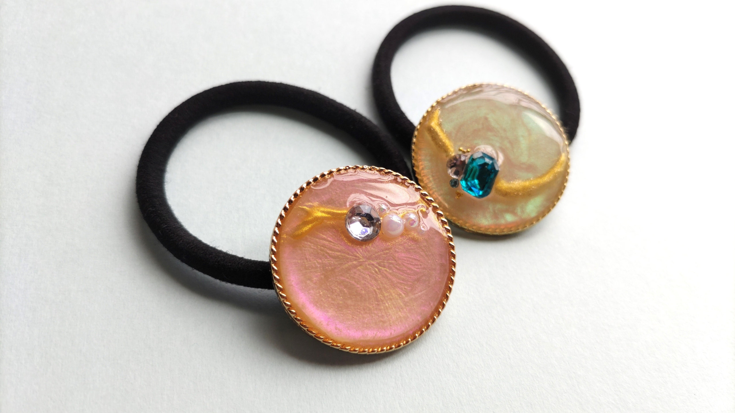 レジン)セリアのオーロラパウダーでキラッとヘアゴムの作り方