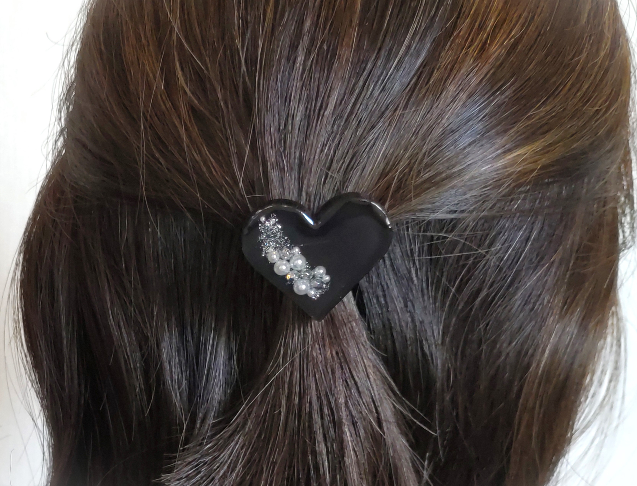 UVレジン 大人ハートのヘアゴムの作り方/黒とシルバーのシックなデザイン