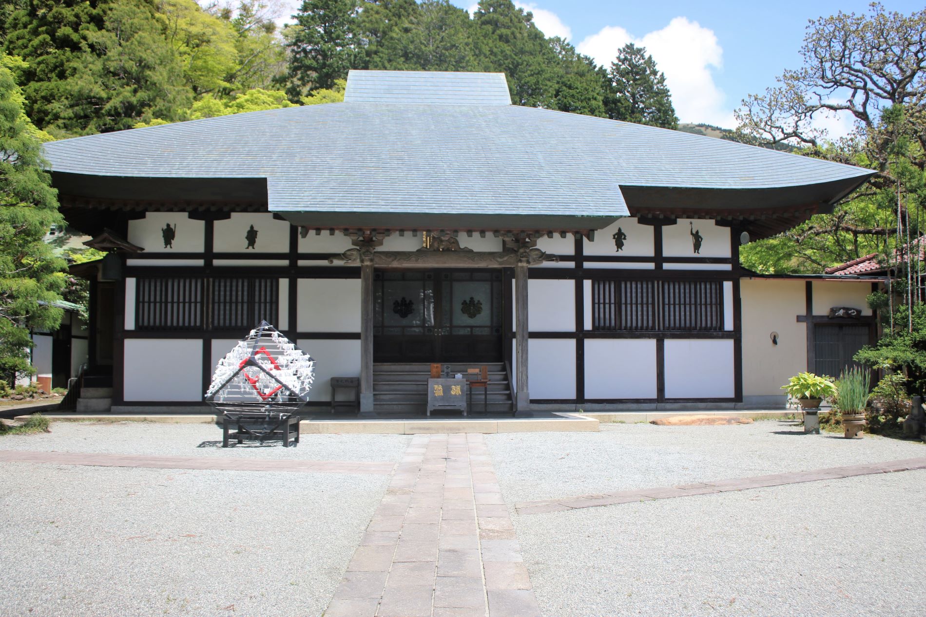 長安寺は歴史深い仙石原の古刹、心で観ずる五百羅漢に季節の花々