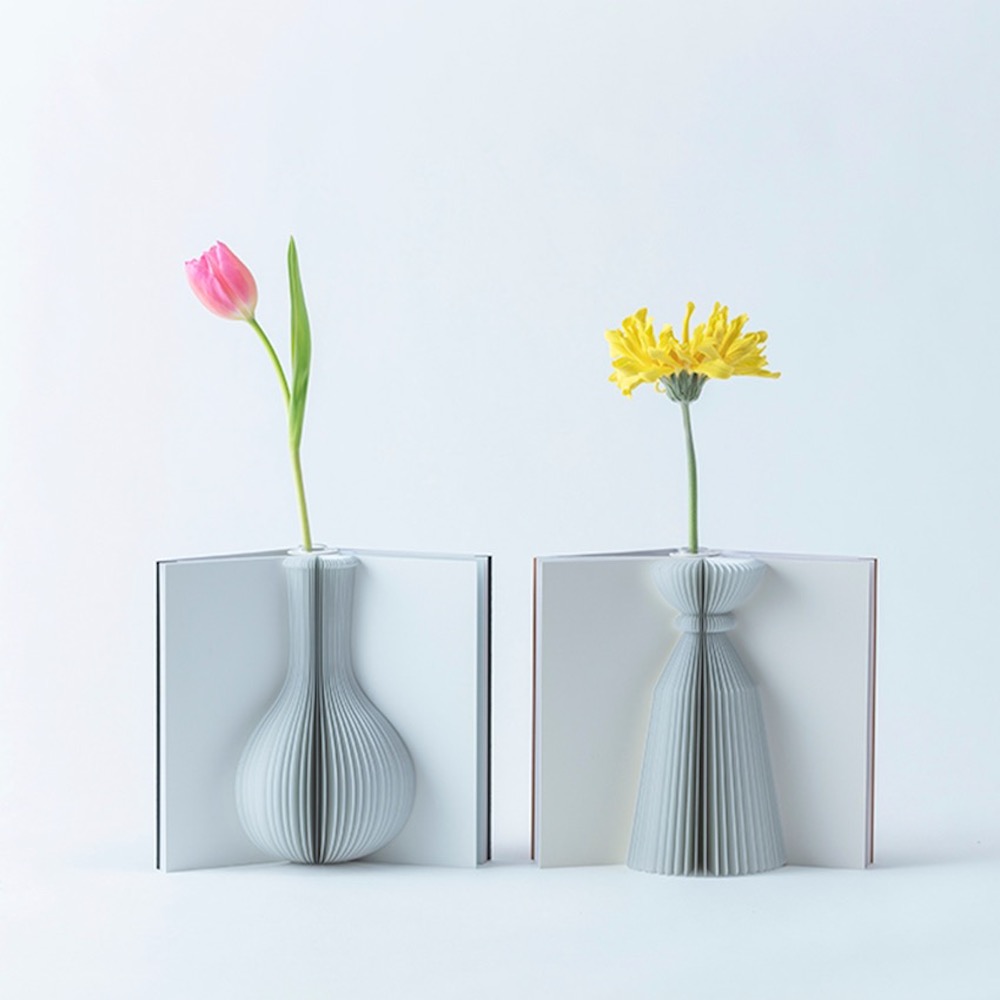 気分をパッと明るくする。本型の花瓶「Flowery Tale」で花を