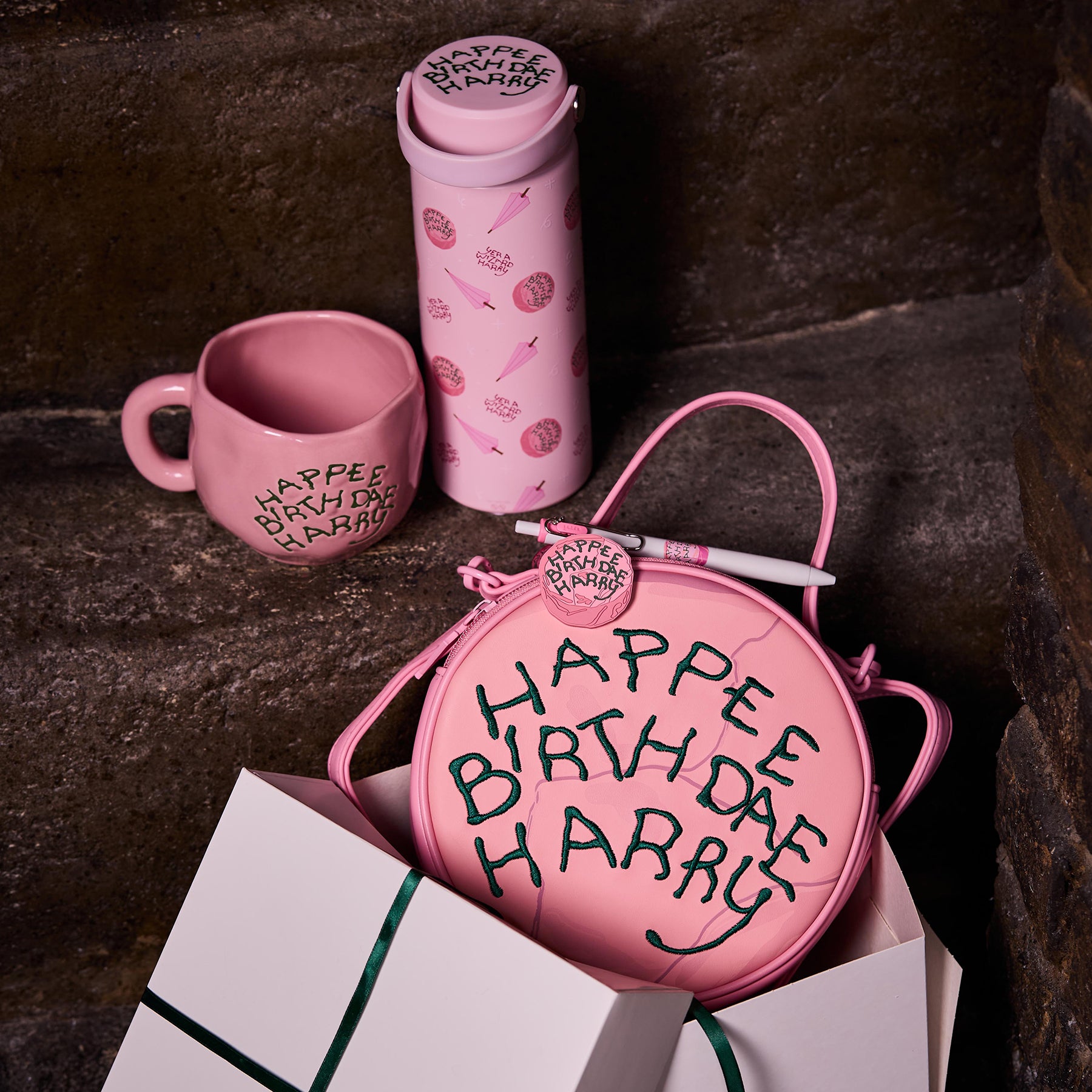 公式】ハッピーバースデー ピンバッジ | ハリー・ポッター ショップ