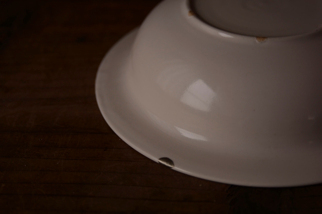 リムがちょっと欠けた岡田直人さんの器を漆も使って簡単に直す簡漆金