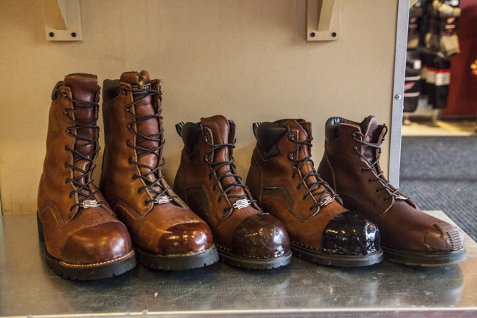 ブルーワーカーたちの譲れないスタイルは、足下にあり。 命がけの仕事