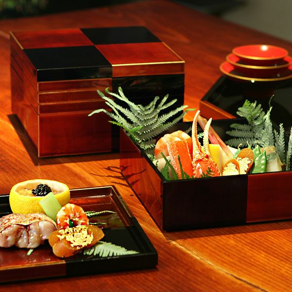 長く使うほど鮮やかな色に変わる白檀塗りのお重箱 二段重 白檀