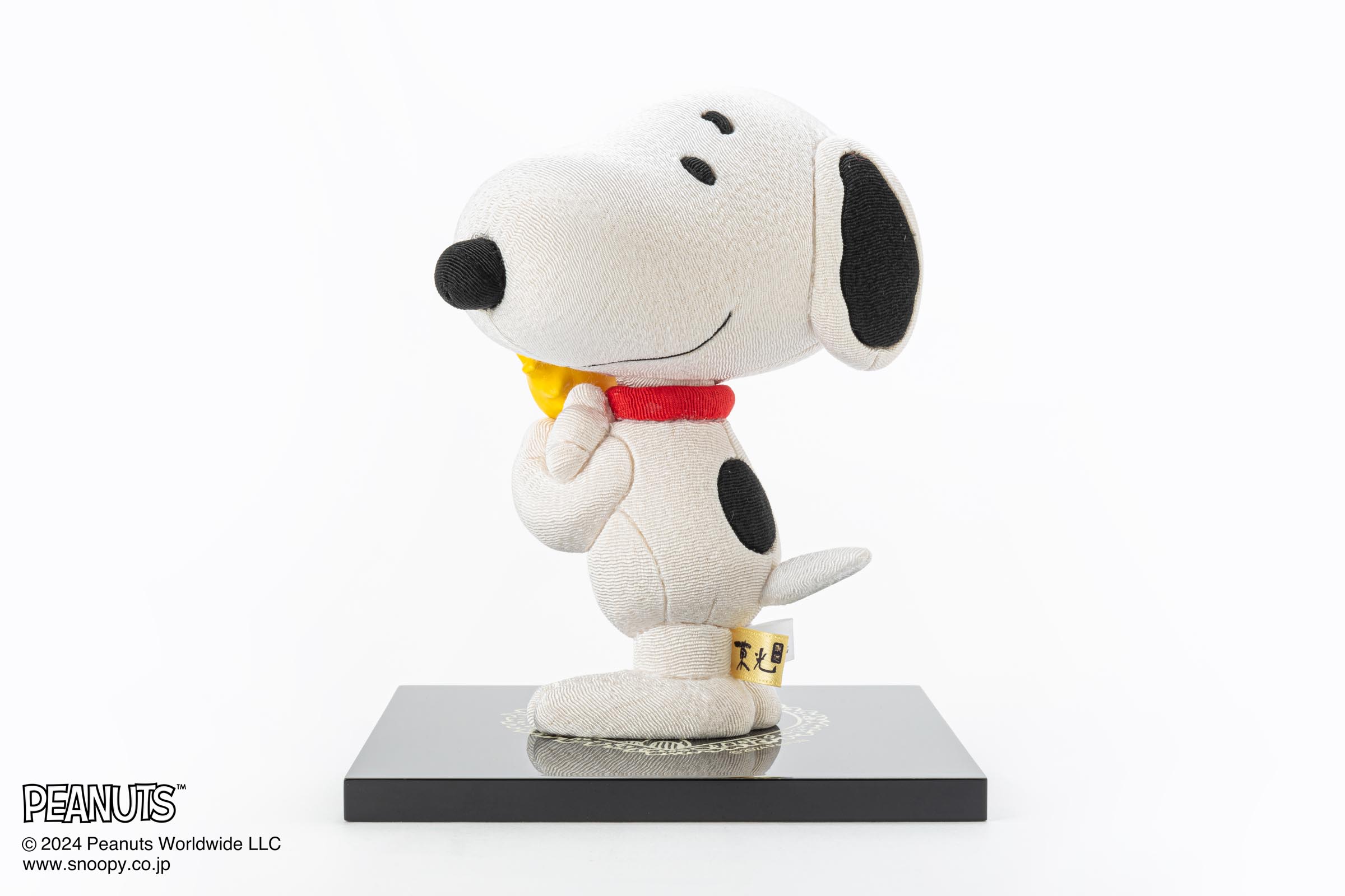 伝統の製法を今に受け継ぐ人形職人の手仕事によるスヌーピーフィギュア