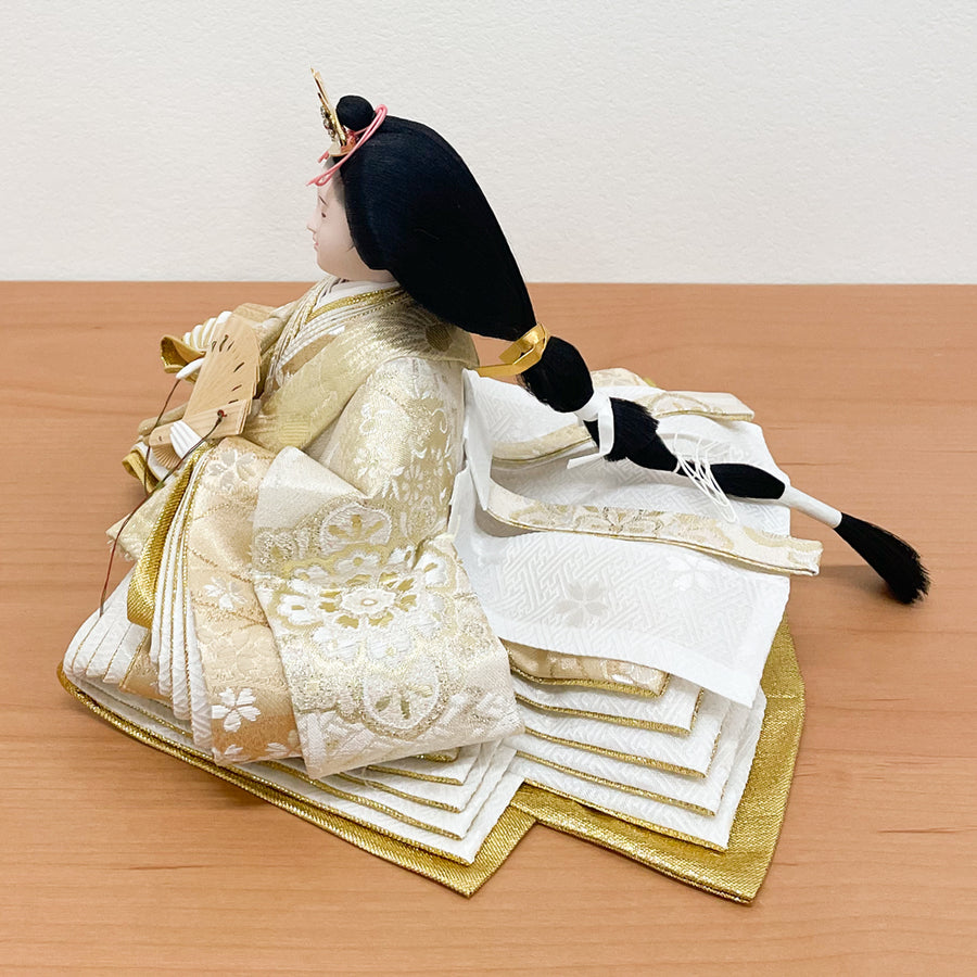 コンパクトでゴールドの衣装が綺麗な雛人形【Flower Girl なち雛