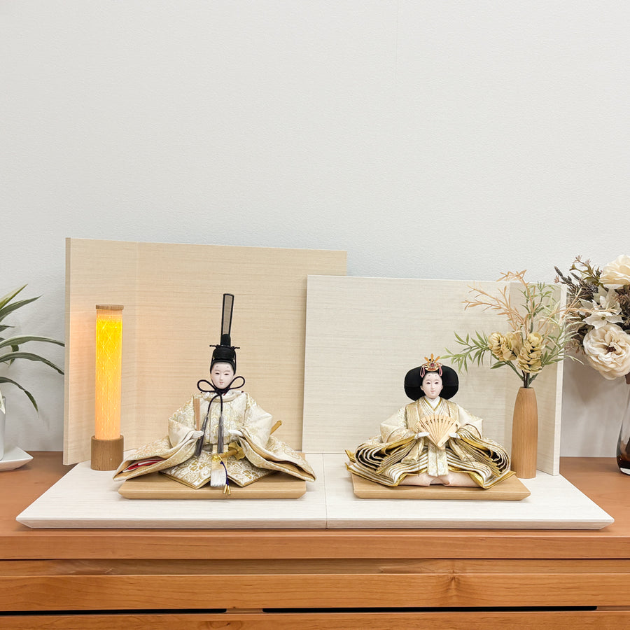 コンパクトでゴールドの衣装が綺麗な雛人形【Flower Girl なち雛