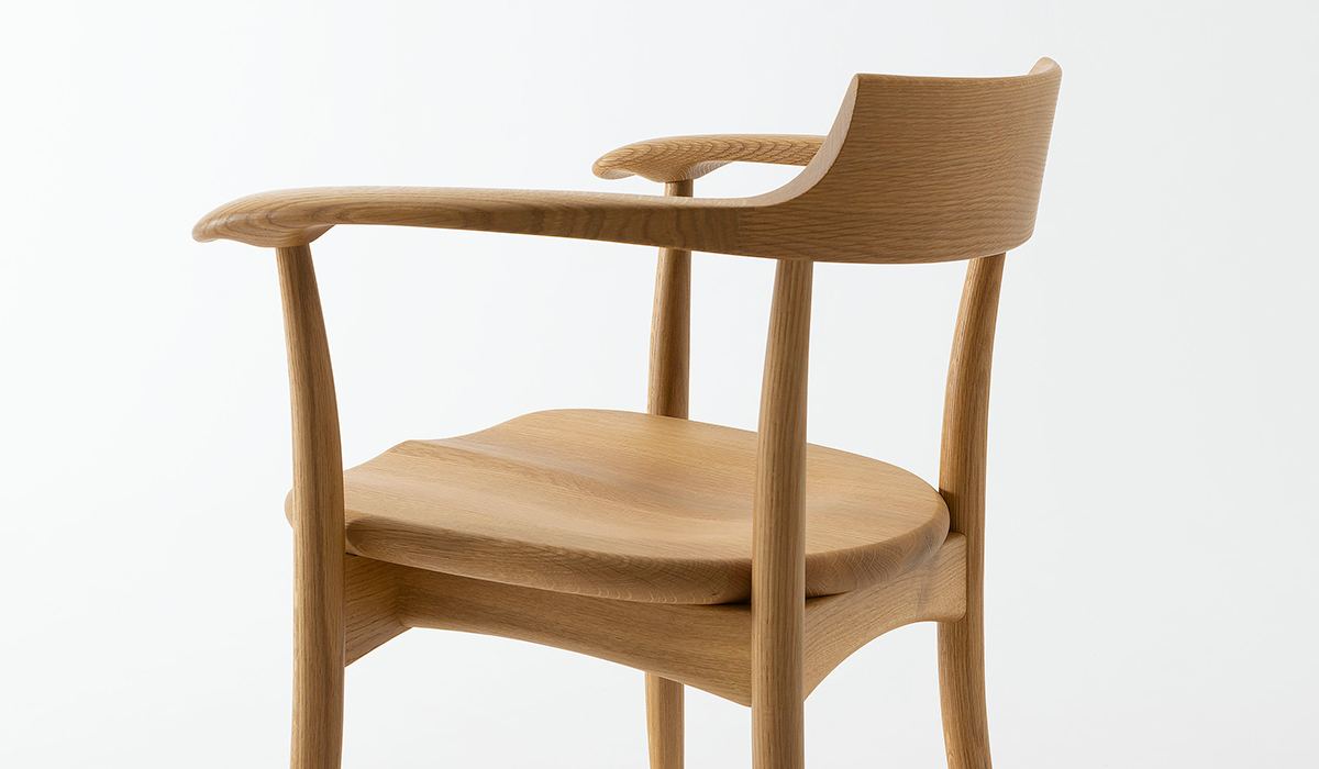 Crescent Chair with Arm (wooden seat) | HIDA | Hida Sangyo