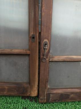 ひでしな商店 / 組販売のすりガラス窓