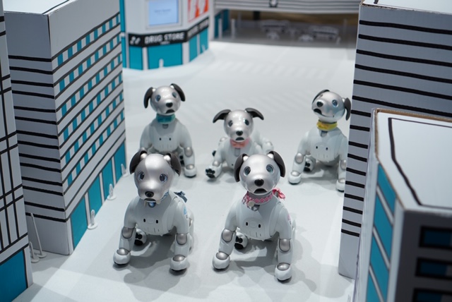 新品】SONY aibo 2026年カレンダー+缶バッジ+首輪セット 新品】SONY