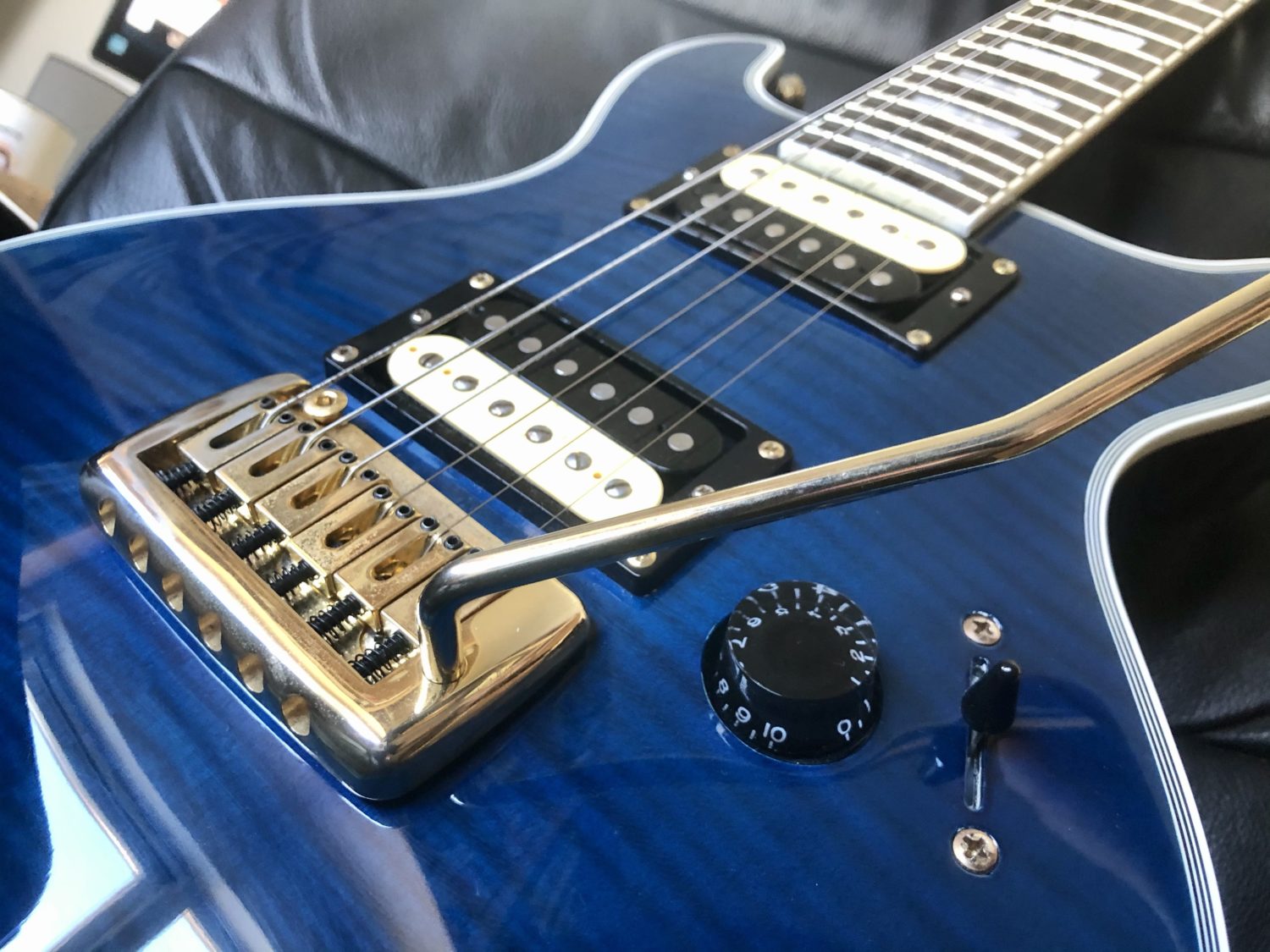 グラスルーツのKNIGHTはPRSサンタナみたいなだでばなギターなんだでば