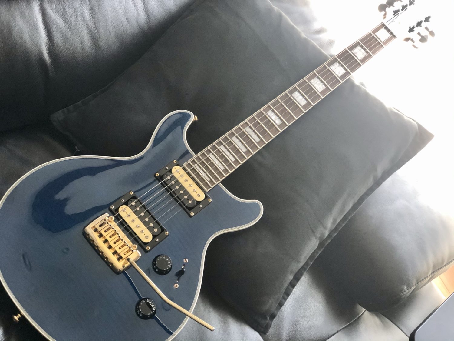 グラスルーツのKNIGHTはPRSサンタナみたいなだでばなギターなんだでば