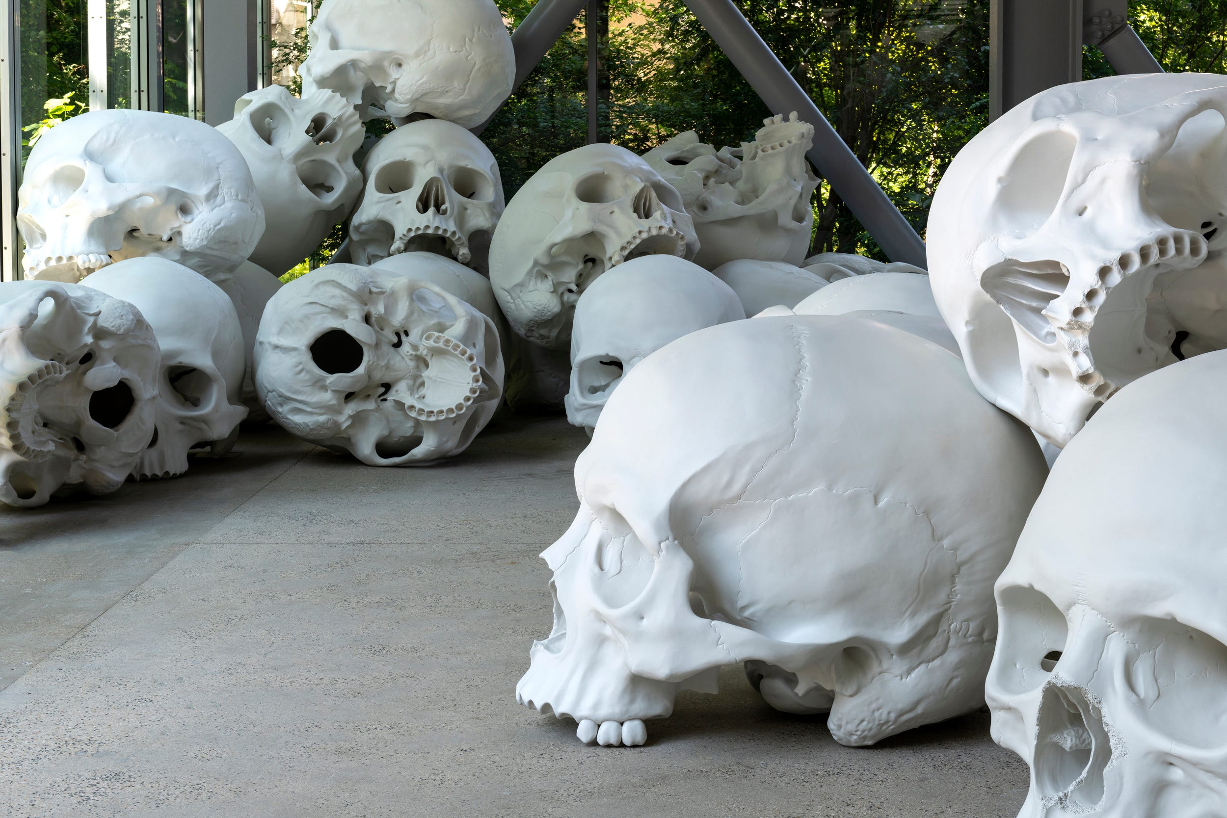 カルティエ現代美術財団主催のロン・ミュエク個展が開催中 | ELLE