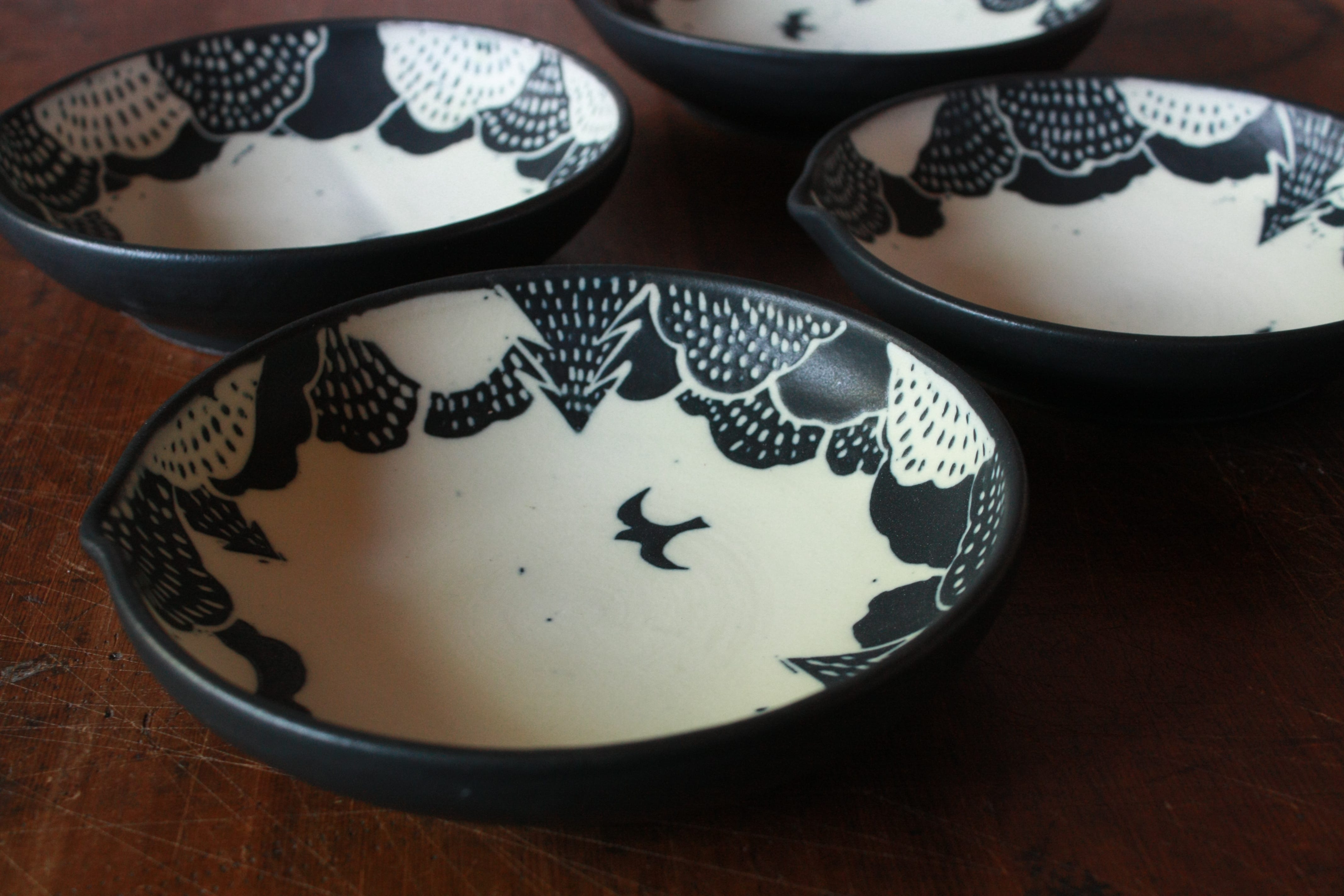 陶芸作家・坂井千尋さん｜モノトーンの動物たちが語りかける絵本のような器