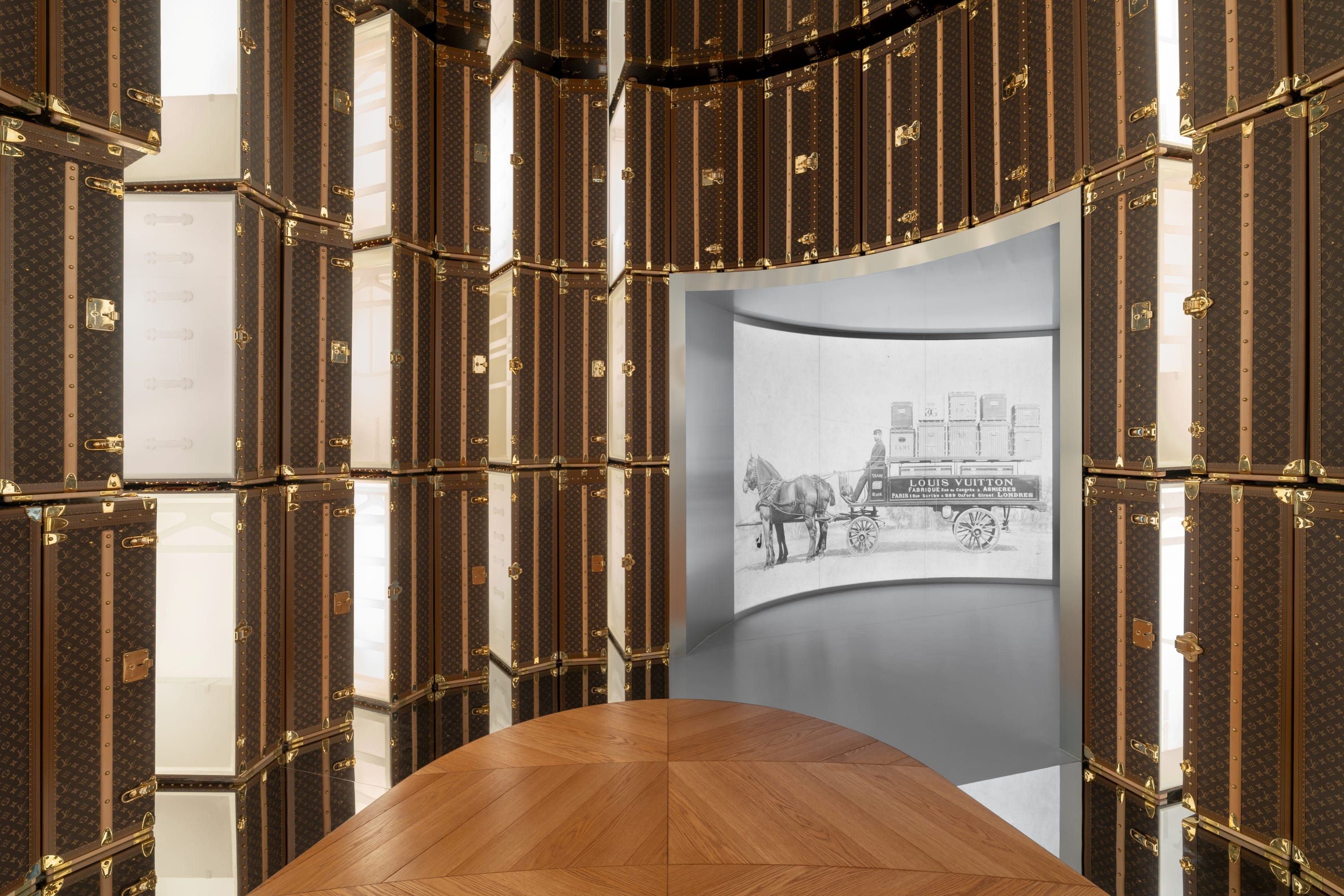 2025年大阪・関西万博フランス館に5つのLVMHメゾンの壮麗な世界観が出現