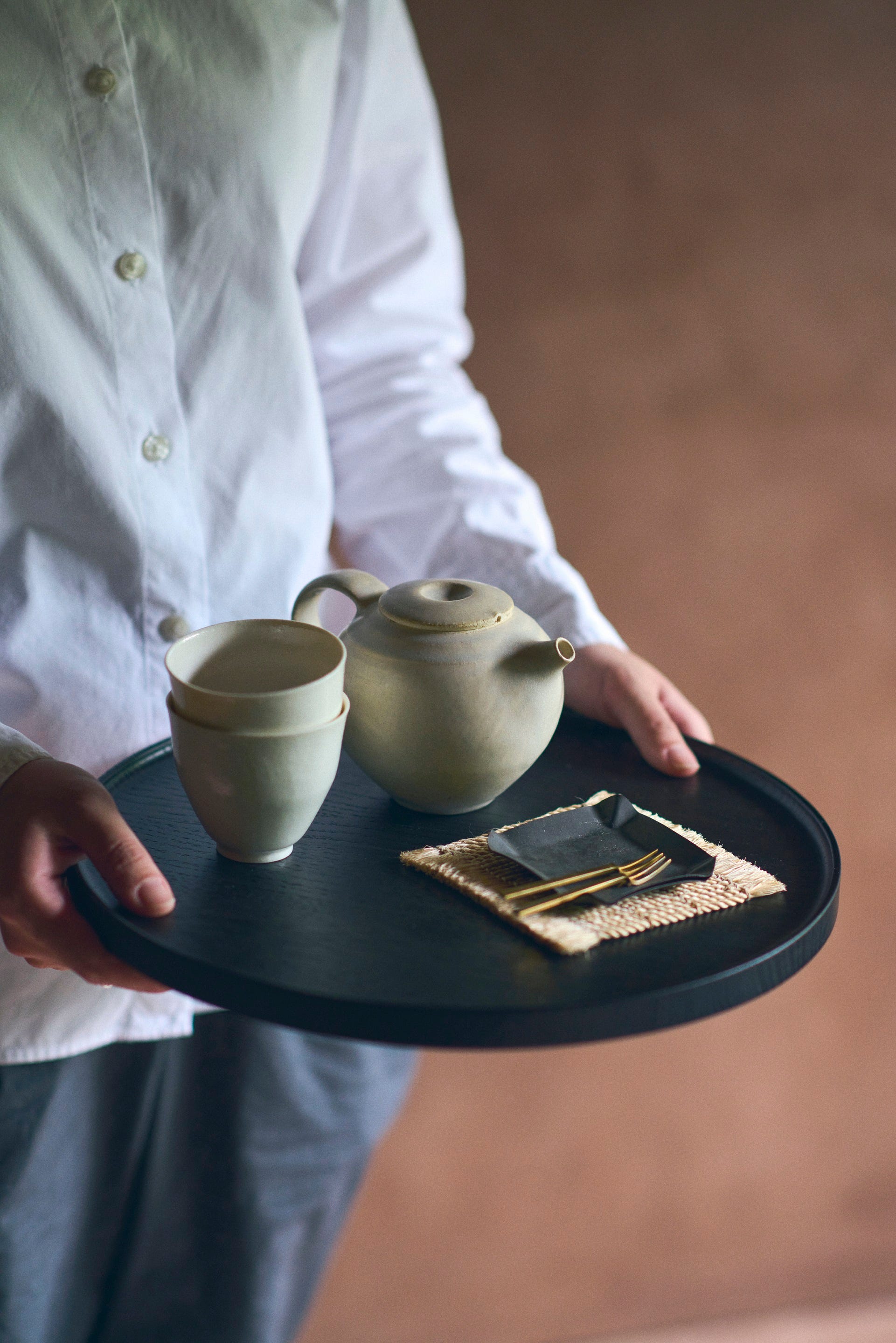 中川政七商店がカリモク家具と協業で“姿勢よく”くつろげる、座椅子と盆