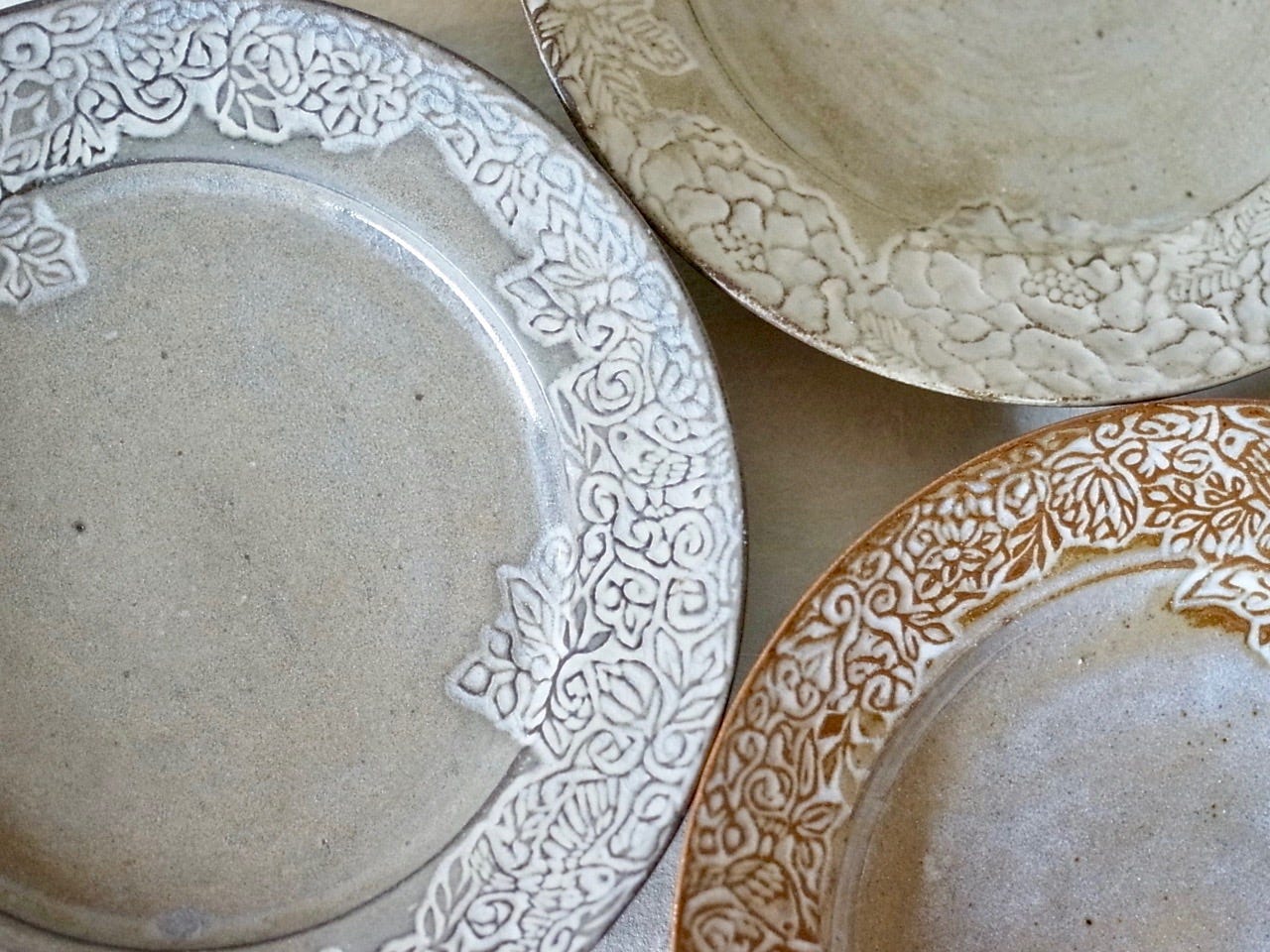 陶芸作家・岳中爽果さん｜洋のモチーフ、和の色調。大切に使いたい