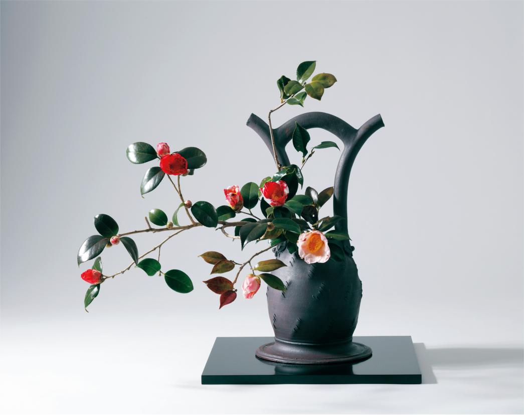 3月いどむ（器／「ダグ・ローリー作創作花器」 花材／椿3種（妙蓮寺