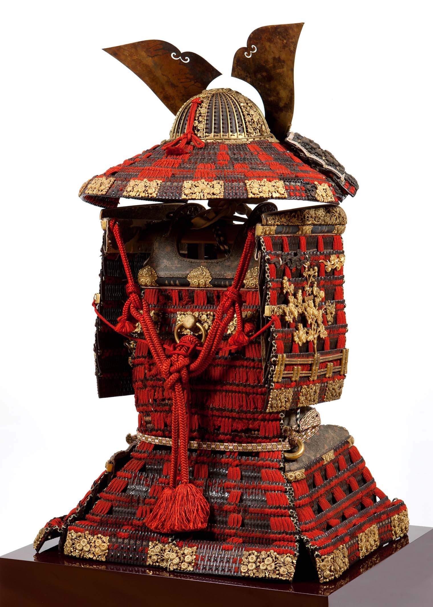 国宝「赤糸威鎧 兜、大袖付 附唐櫃」｜はちのへヒストリア