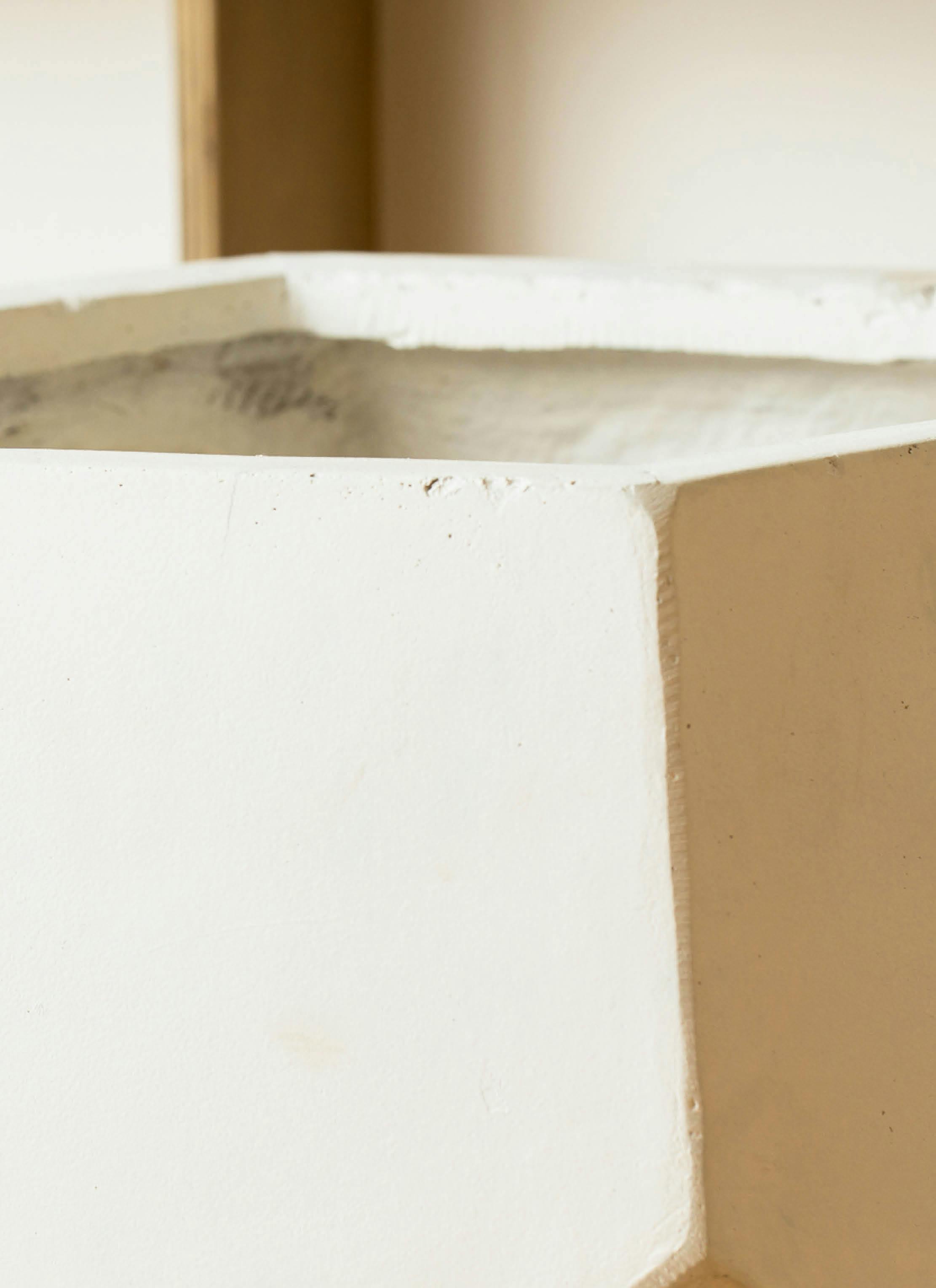 鉢カバー ポリゴ ヘクサ 8号鉢用 白 #KONTON FM-027W43E | 鉢カバー