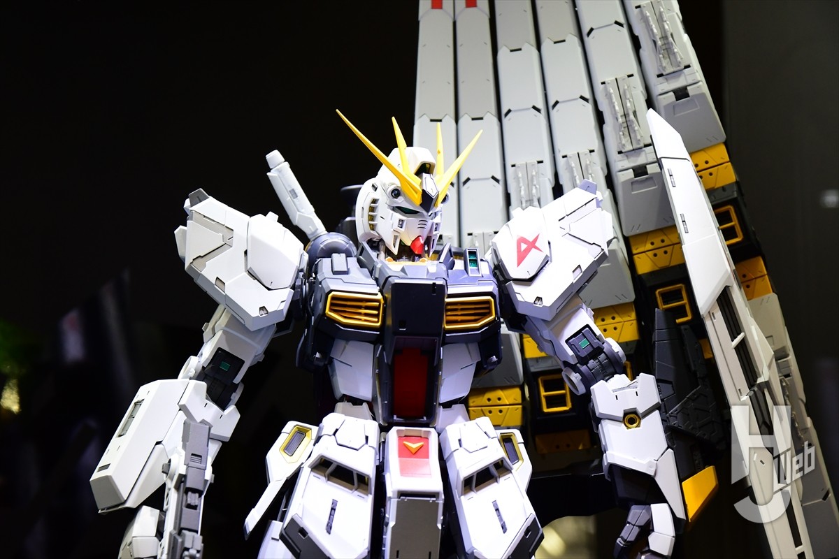 ガンプラ「PERFECT GRADE UNLEASHED νガンダム」の実物が会場で初展示
