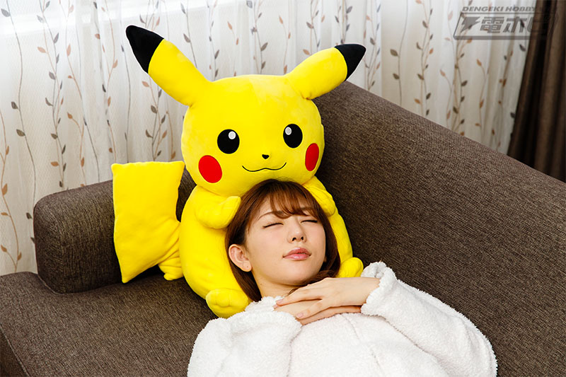 ピカチュウとイーブイが、“むぎゅむぎゅっ”とつつんでくれる大きな