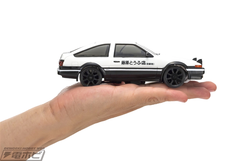 新劇場版『頭文字D』のトヨタ「ハチロク」やマツダ「RX-7」が手のひら