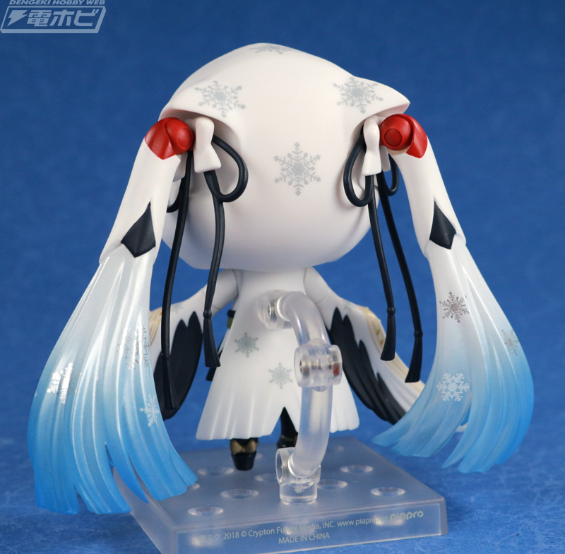 2018年の雪ミクはタンチョウ鶴をモチーフにした清楚な巫女服