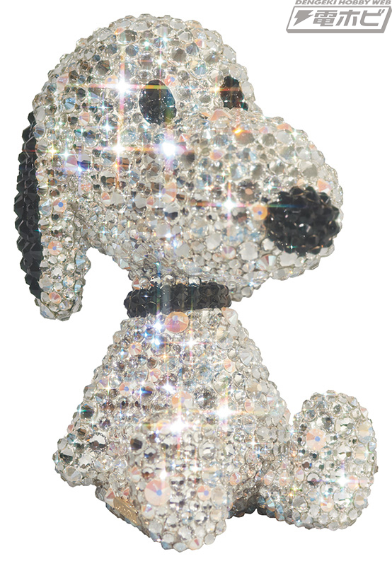 スワロフスキー（R）・のクリスタルを使用し、LIGHTS STYLEが